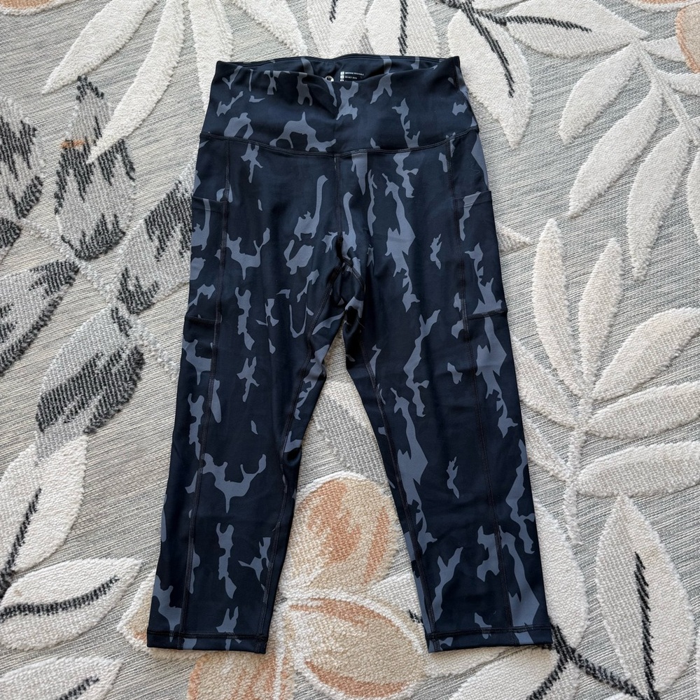 NWT Women’s IUGA Camouflage Crop Leggings 🌸